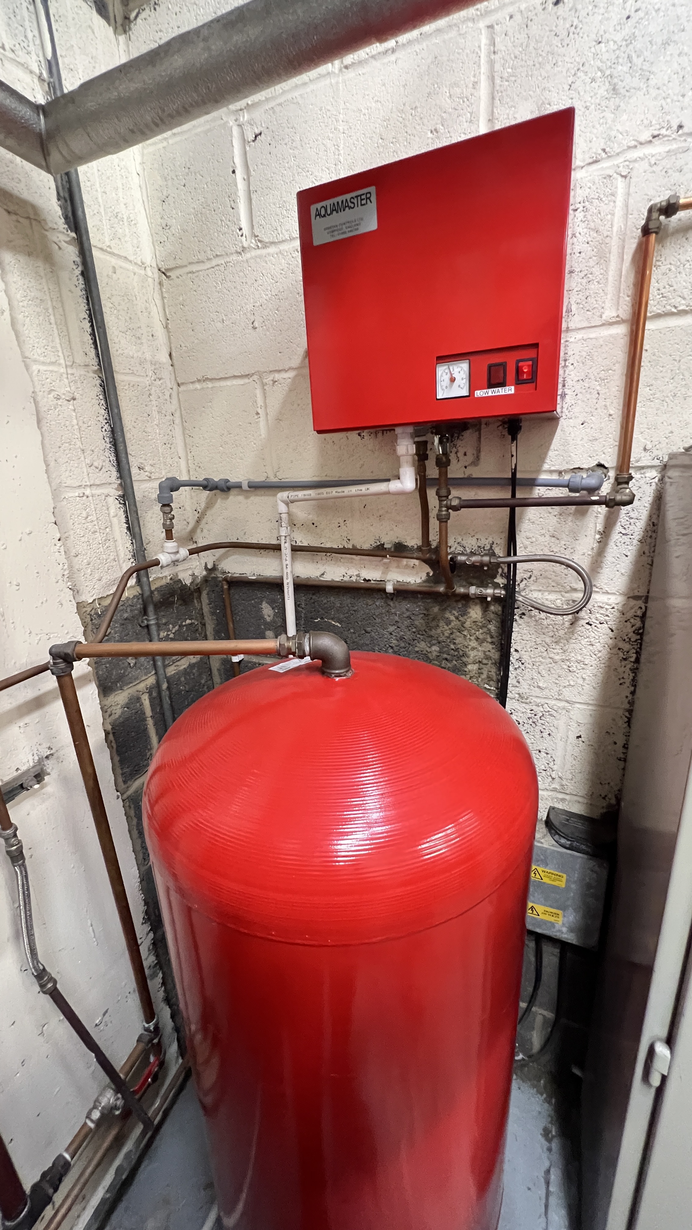 Red Aquamaster pressurisation unit with expansion vessel